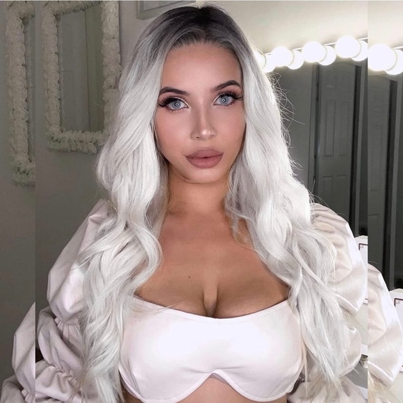 Ombré Silver Grey & White 22” Curly Wig - Picture 6 of 15